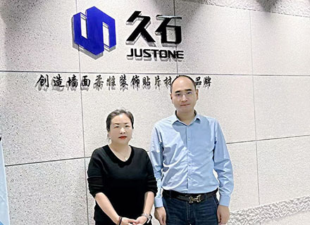 中國建筑裝飾協(xié)會(huì)材料應(yīng)用分會(huì)秘書長梁宏瑀蒞臨浙江久石佛山辦事處參觀指導(dǎo)